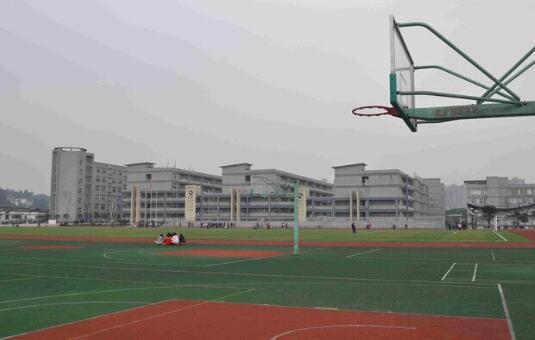 四川省宜宾市工业职业技术学校操场照片