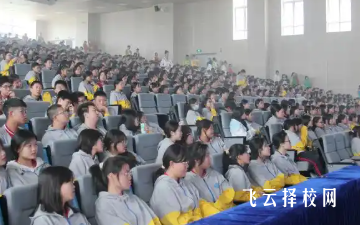 成都汽车职校实训基地设备条件与学生实操