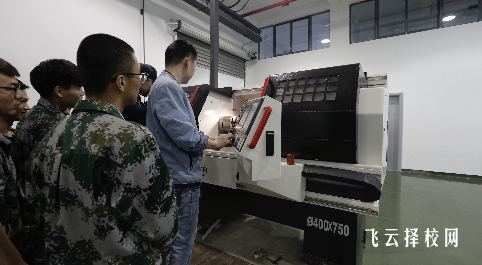 温江燎原数控实训基地:设备条件与学生评价
