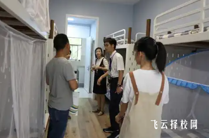 成都成医一附院护士学校校园生活：管理模式与学生活动