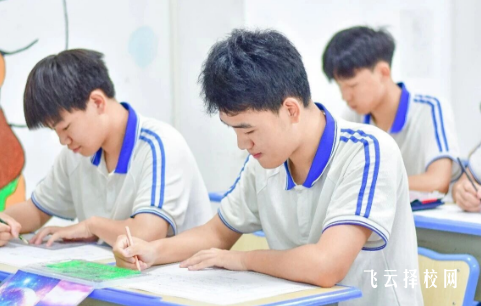 成都光华技校准军事化管理孩子自律