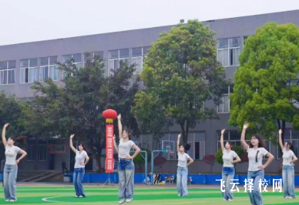 成都圣亚技工学校美容美发女生最爱