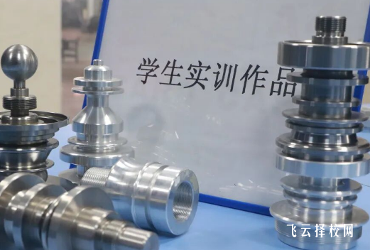 成都市机械高级技工学校学模具做师傅